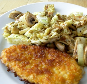 Schnitzel met witte koolsalade en champignons